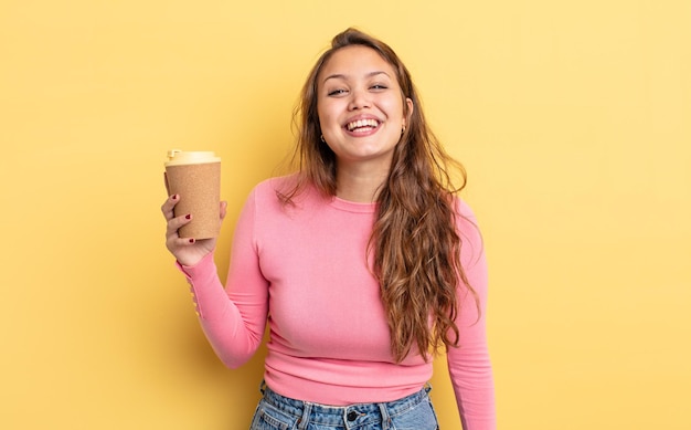 Mujer bonita hispana que parece feliz y gratamente sorprendida. concepto de café para llevar