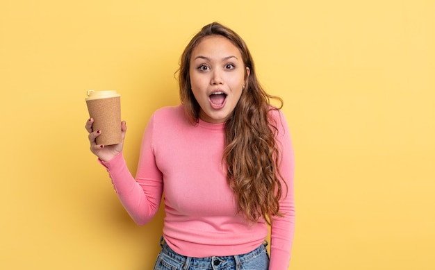 Mujer bonita hispana que parece muy consternada o sorprendida. concepto de café para llevar