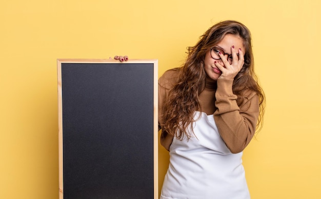 Mujer bonita hispana que se siente aburrida, frustrada y con sueño después de un cansancio. concepto de espacio de copia de pizarra