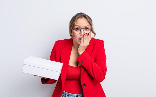 Mujer bonita hispana que se siente conmocionada y asustada. concepto de producto de paquete