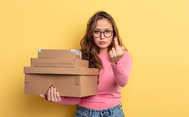 mujer bonita hispana que se siente enojada, molesta, rebelde y agresiva. concepto de almacenamiento