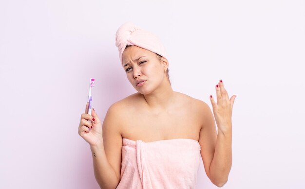 mujer bonita hispana que se siente estresada, ansiosa, cansada y frustrada concepto de cepillo de dientes