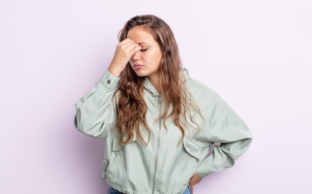 Mujer bonita hispana que se siente estresada, infeliz y frustrada, se toca la frente y sufre migraña de dolor de cabeza severo