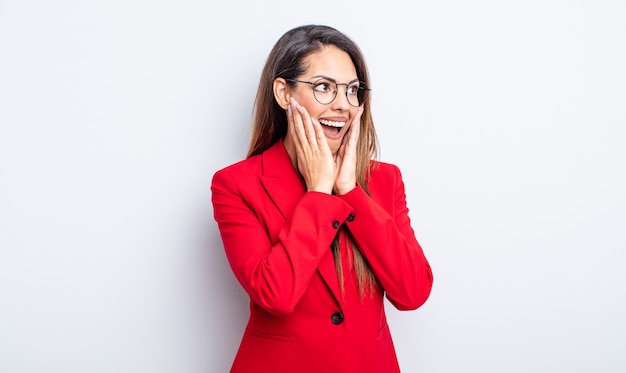 Mujer bonita hispana que se siente feliz, emocionada y sorprendida. concepto de empresaria