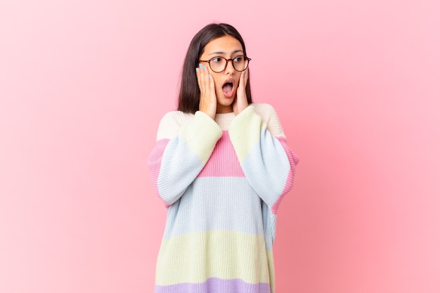 Mujer bonita hispana que se siente feliz, emocionada y sorprendida