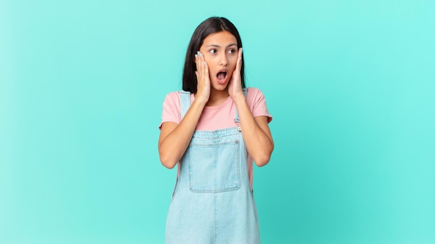 Mujer bonita hispana que se siente feliz, emocionada y sorprendida