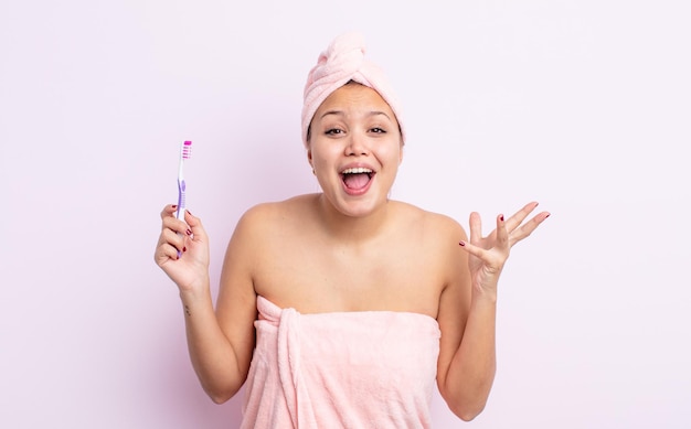 Mujer bonita hispana que se siente feliz, sorprendida al darse cuenta de una solución o idea concepto de cepillo de dientes