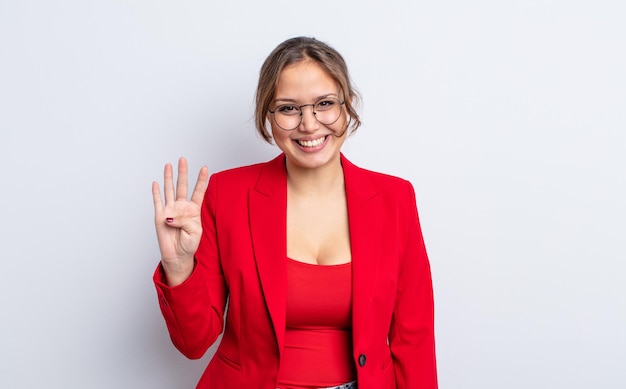 Mujer bonita hispana sonriendo y luciendo amigable, mostrando el número cuatro. concepto de empresaria