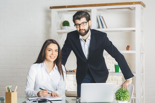 Mujer bonita y hombre trabajando juntos