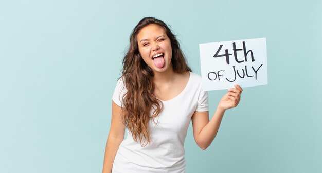 Mujer bonita joven con actitud alegre y rebelde, bromeando y sacando la lengua concepto del día de la independencia