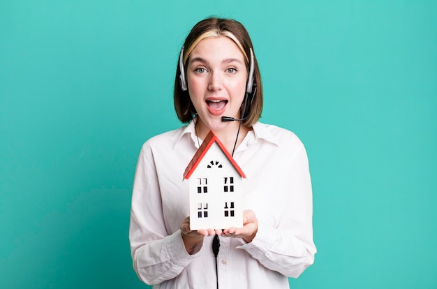 Mujer bonita joven agente con un concepto de bienes raíces modelo de casa