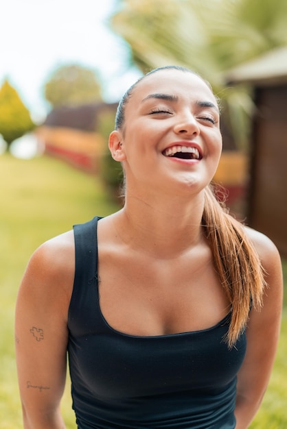 Mujer bonita joven al aire libre con expresión feliz