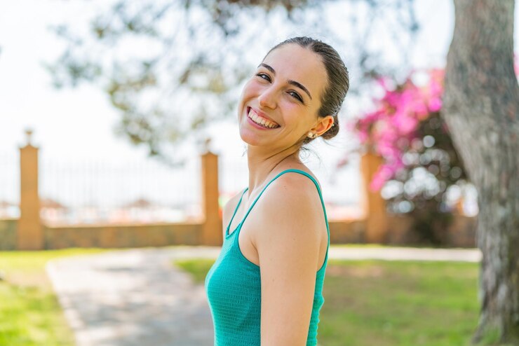 Foto mujer bonita joven al aire libre con expresión feliz