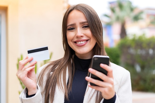 Mujer bonita joven al aire libre haciendo un selfie con teléfono móvil