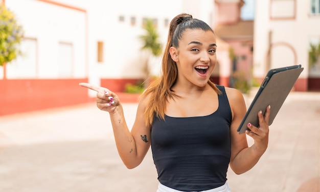 Mujer bonita joven al aire libre