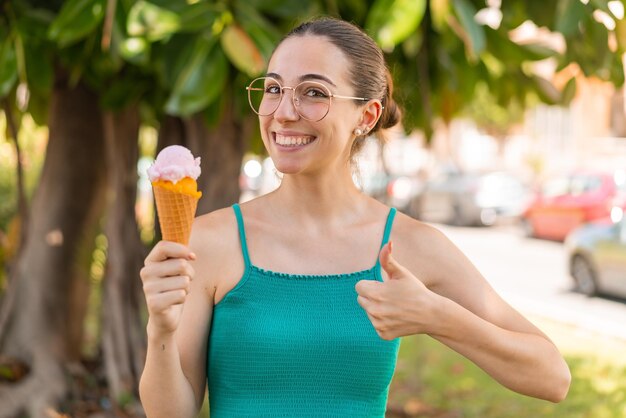 Mujer bonita joven al aire libre