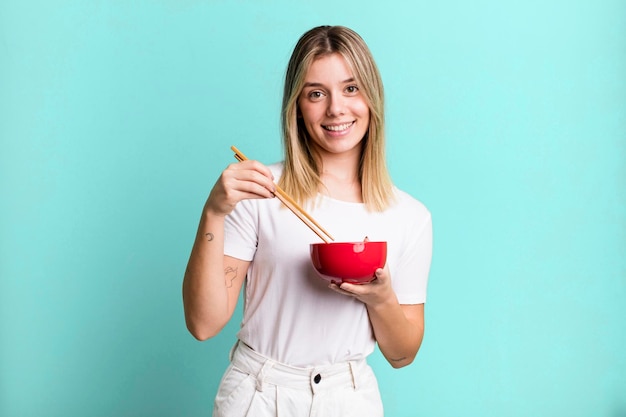 Mujer bonita joven con un bolw de ramen de fideos japoneses