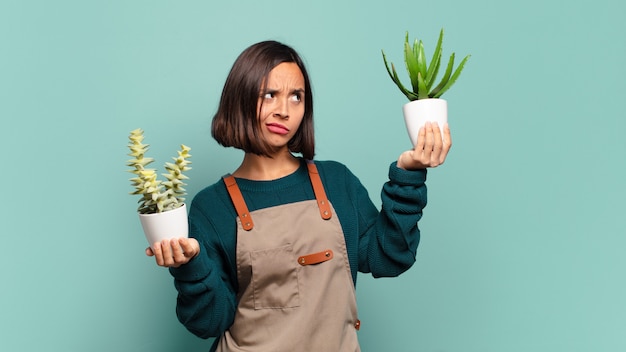 Foto mujer bonita joven con un cactus