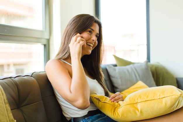 Foto mujer bonita joven en casa