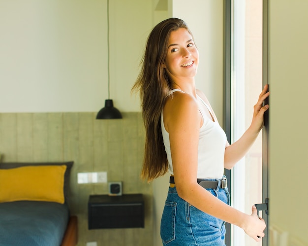 Mujer bonita joven en casa