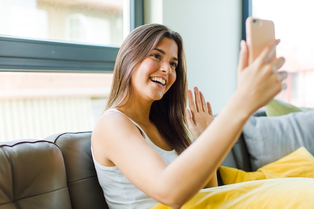 Foto mujer bonita joven en casa