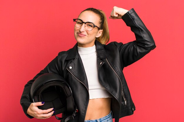 Mujer bonita joven con un casco de moto y una chaqueta de cuero