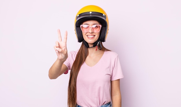 Mujer bonita joven con un casco de moto.