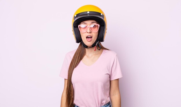 Mujer bonita joven con un casco de moto