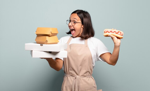 Mujer bonita joven chef. concepto de comida rapida