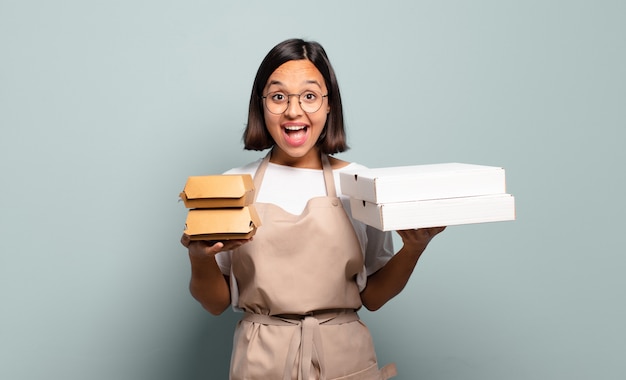 Mujer bonita joven chef. concepto de comida rapida