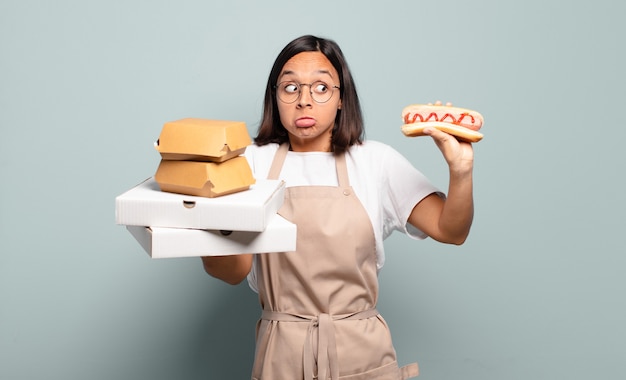 Mujer bonita joven chef. concepto de comida rapida