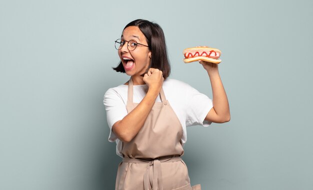 Mujer bonita joven chef. concepto de comida rapida