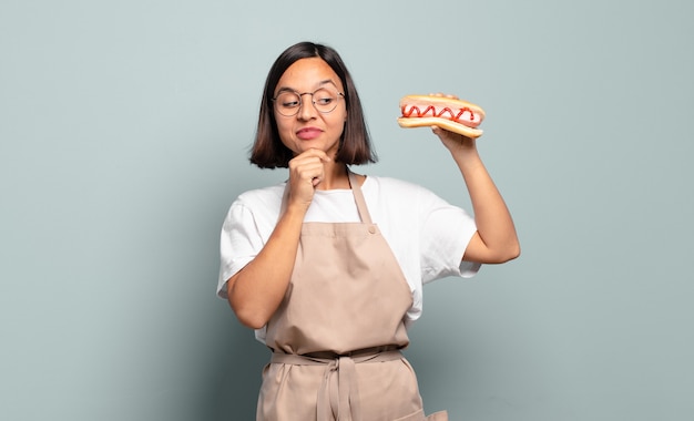 Mujer bonita joven chef. concepto de comida rapida