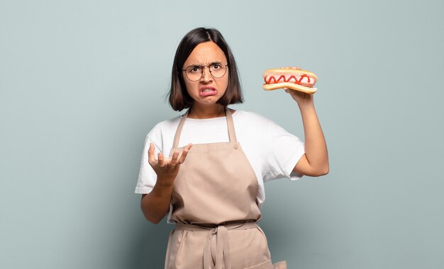 Mujer bonita joven chef. concepto de comida rapida