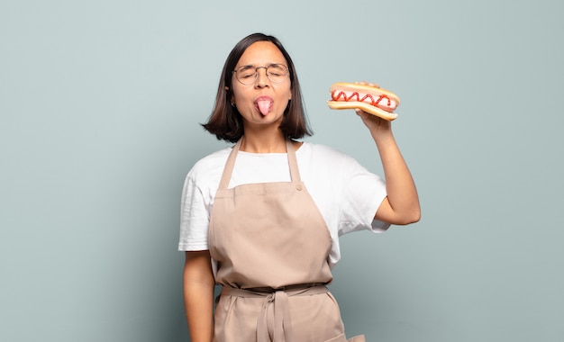 Mujer bonita joven chef. concepto de comida rapida