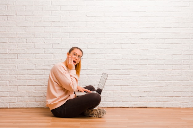 Mujer bonita joven con una computadora portátil