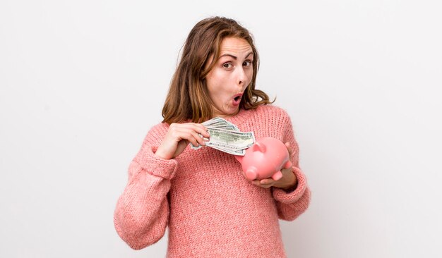 Mujer bonita joven con concepto de ahorro de billetes