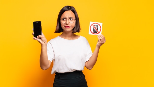 Mujer bonita joven. sin concepto celular