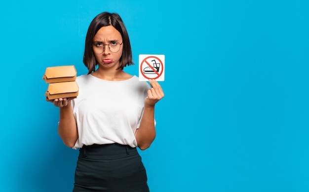 Foto mujer bonita joven. sin concepto de comida y bebida