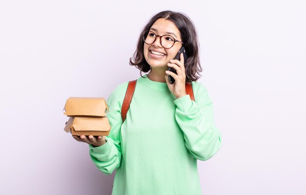 Mujer bonita joven, concepto de hamburguesas para llevar