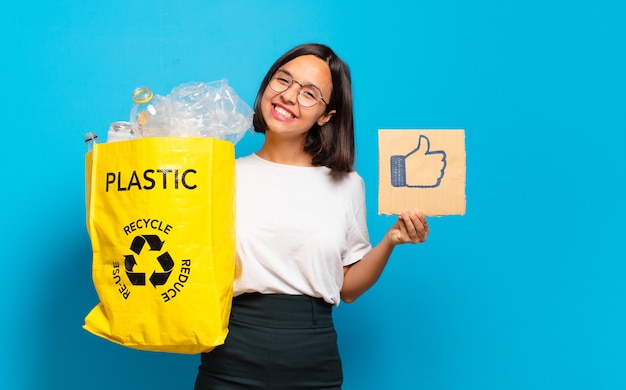 Mujer bonita joven. concepto de reciclaje