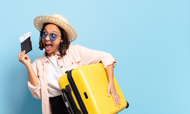 Mujer bonita joven. concepto de viaje o vacaciones