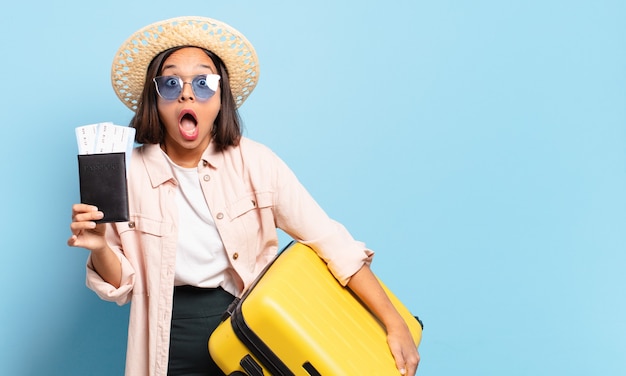 Mujer bonita joven. concepto de viaje o vacaciones