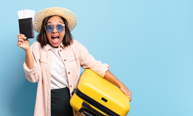 Mujer bonita joven. concepto de viaje o vacaciones