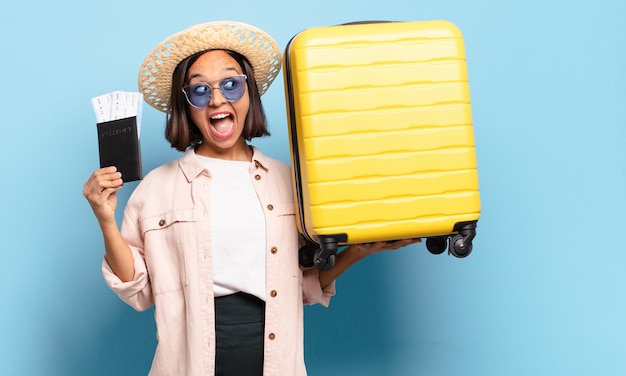 Mujer bonita joven. concepto de viaje o vacaciones