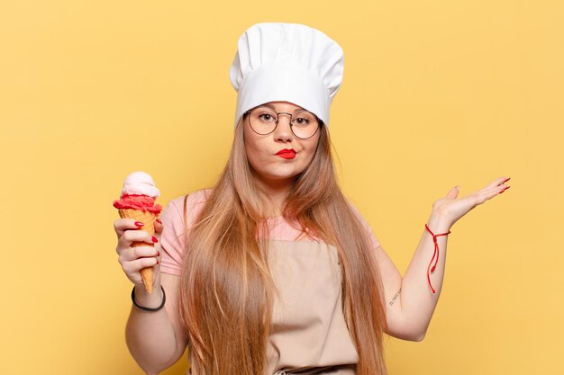 Mujer bonita joven confundido concepto de helado de expresión