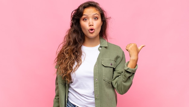 Mujer bonita joven contra antecedentes aislados