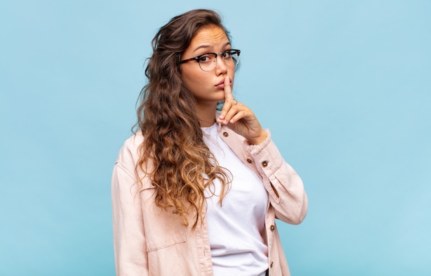 Mujer bonita joven contra antecedentes aislados