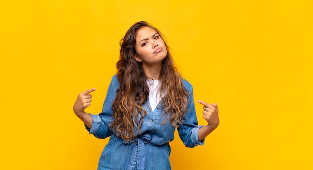 Mujer bonita joven contra antecedentes aislados