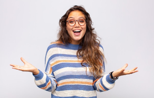 Mujer bonita joven contra antecedentes aislados